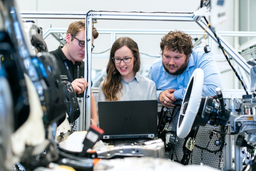 Équipe technique travaillant ensemble dans un environnement industriel