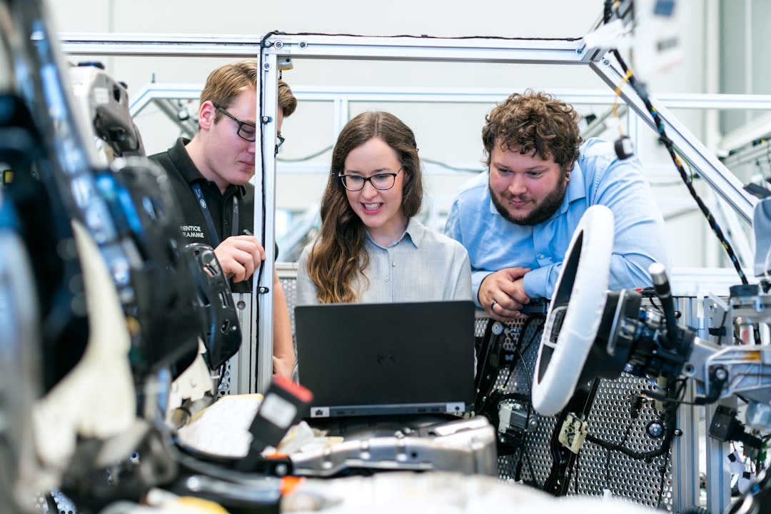 Équipe technique travaillant ensemble dans un environnement industriel
